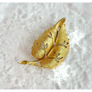 BSK Signed Gold Toned Leaf | Foliage | Autumn Cutout 80's Vintage Brooch Pin